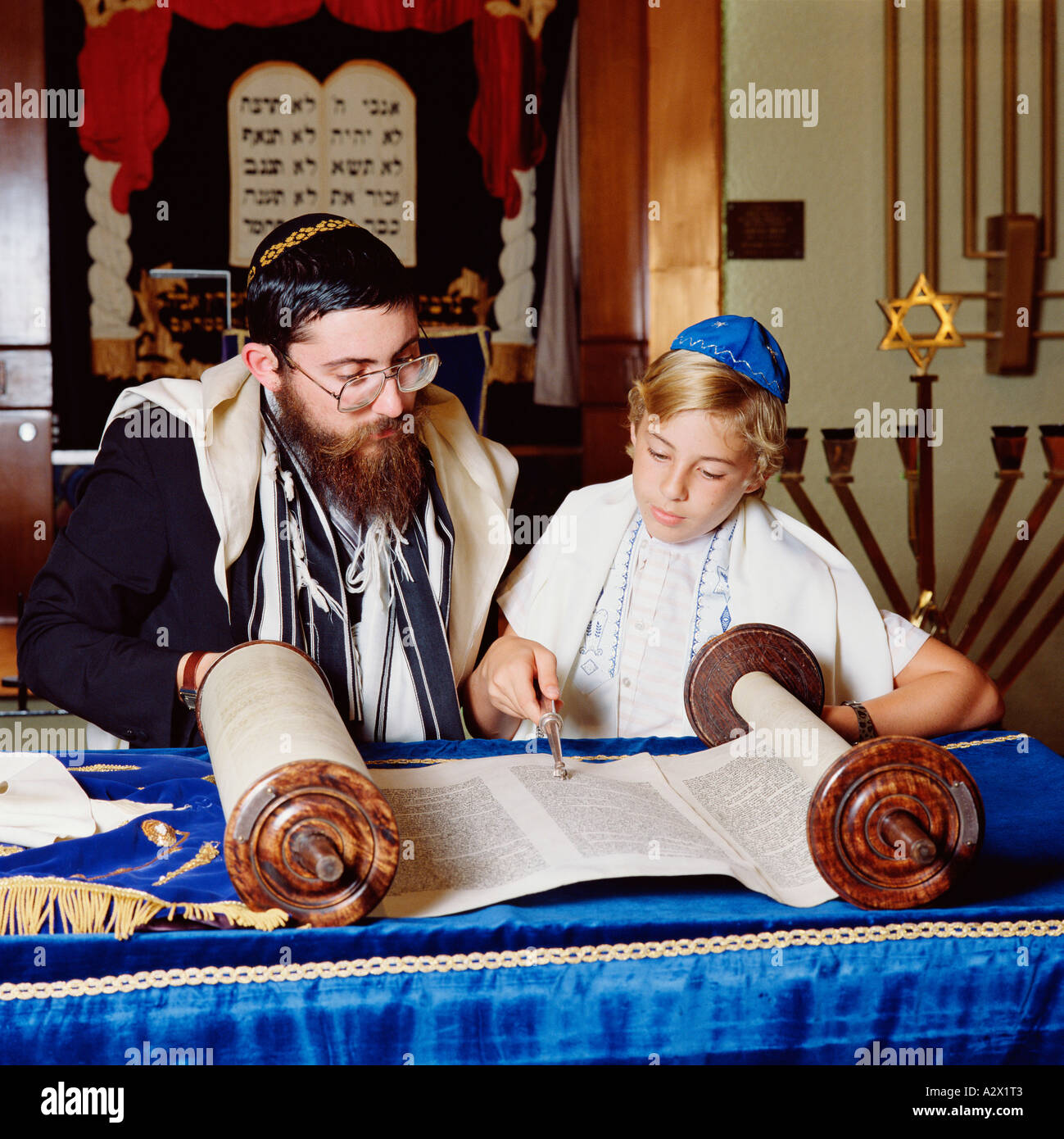 Jüdischen Zeremonie. Bar Mizwa Unterricht. Rabbi mit kleinen Jungen
