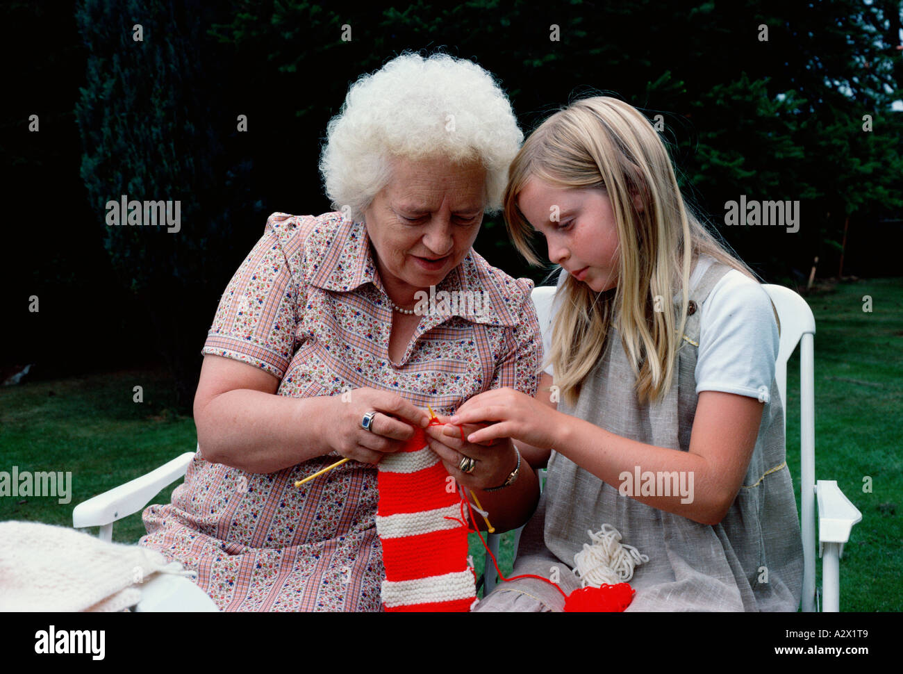 Outdoor Portrait von Oma mit Enkelin stricken. Stockfoto