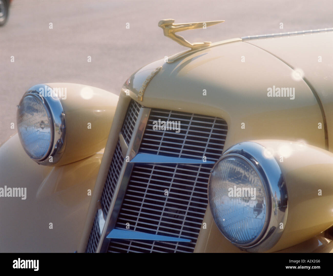 Amerikanische Oldtimer. 1950er Jahren Auburn Speedster. Nahaufnahme der Scheinwerfer und Kühlergrill. Stockfoto