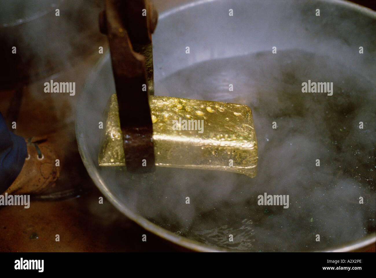 Western Australia. Industrie. Gold Mining und Produktion. Kühlung geschmolzen Gold Bar. Stockfoto