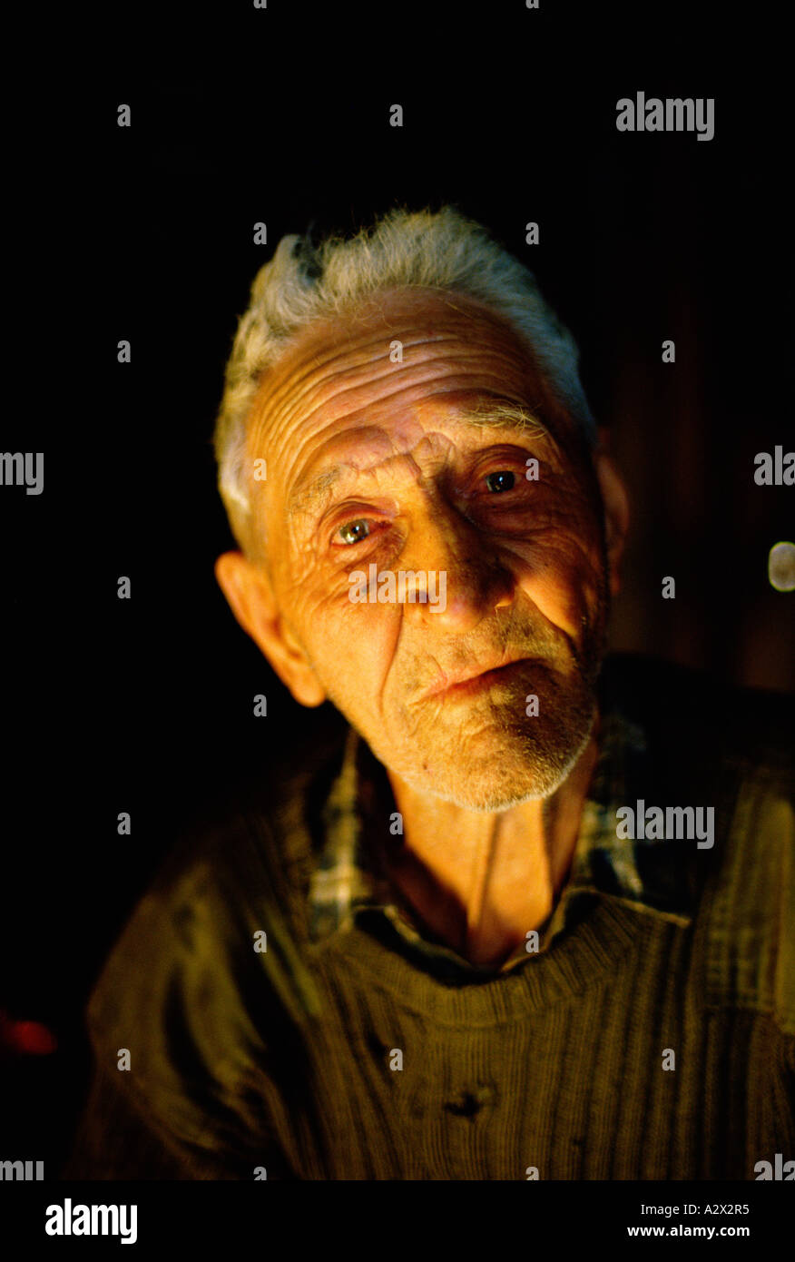 Porträt des alten Mannes Blick in die Kamera. Stockfoto