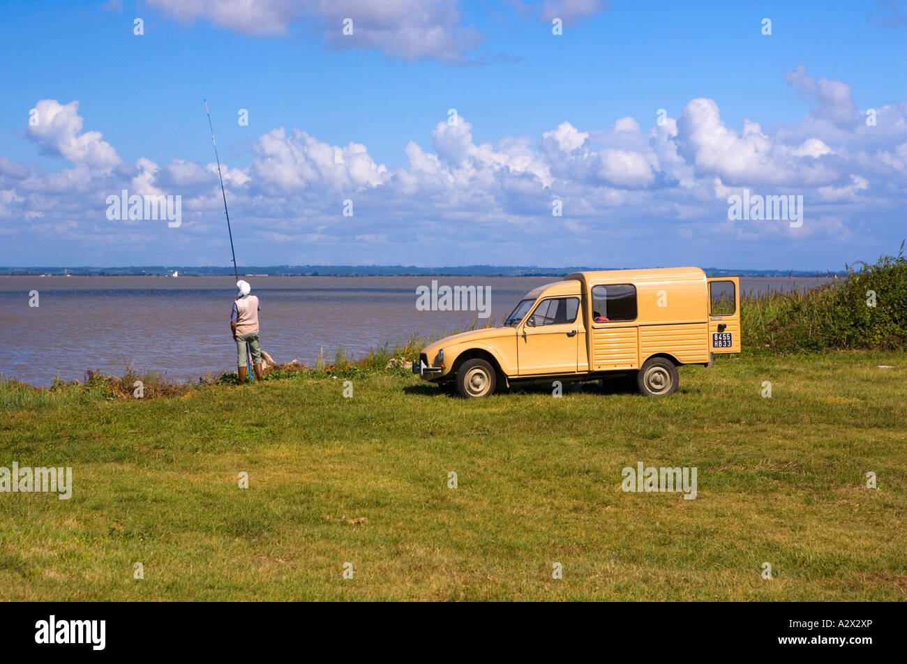 Ein perfekter Tag zum Angeln vom Ufer des "Fluss Gironde" in "Médoc", Frankreich Stockfoto