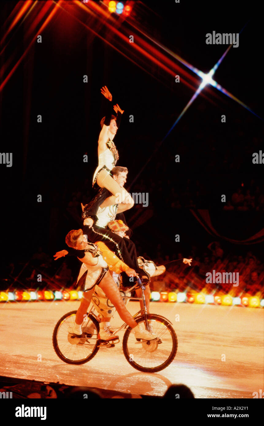 Unterhaltung. Akrobaten, balancieren auf dem Fahrrad. Russischen Staatszirkus. Stockfoto