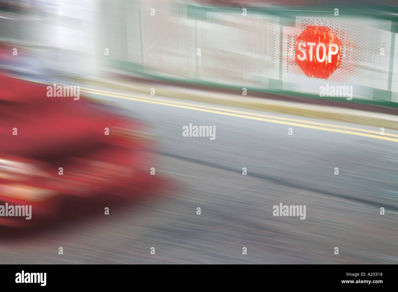 Autorennen vorbei ein Stop-Schild Stockfoto