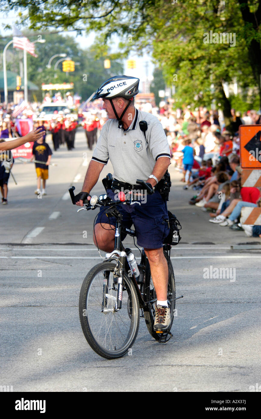 Amerikanische männliche Polizisten im Zyklus Patrouille in Detroit Michigan MI Stockfoto