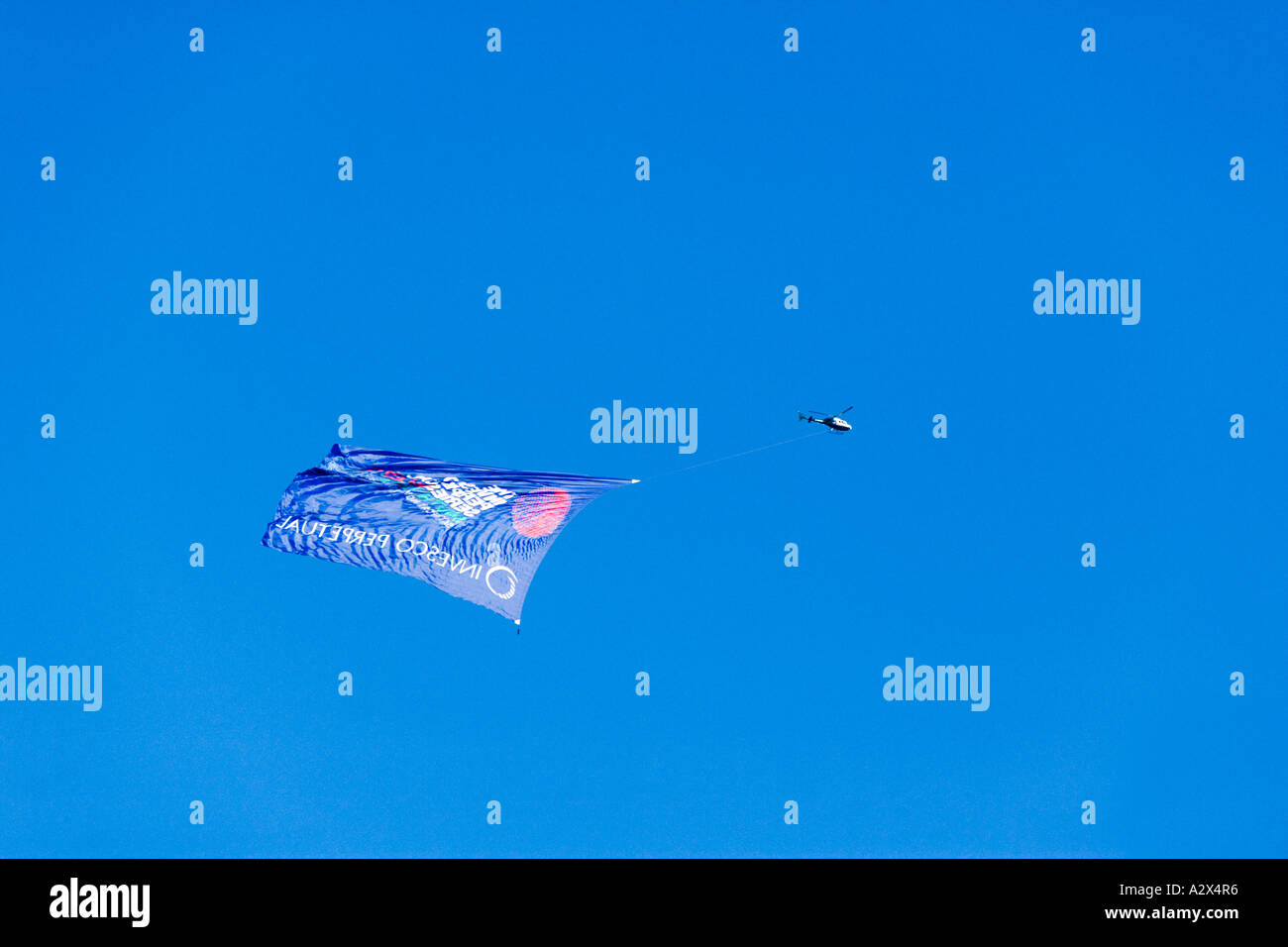 Hubschrauber, Abschleppen einen Großanzeige Wimpel über London (Invesco Perpetual-Serie) Stockfoto