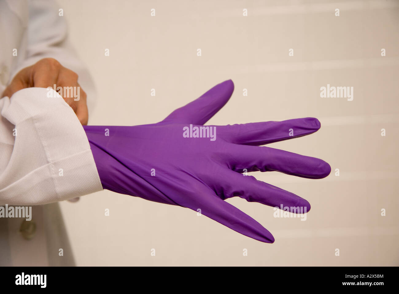 Medizinische Fachkräfte tragen oft Handschuhe, um sich vor Krankheitserregern verursacht Krankheiten und Infektionen zu schützen. Stockfoto