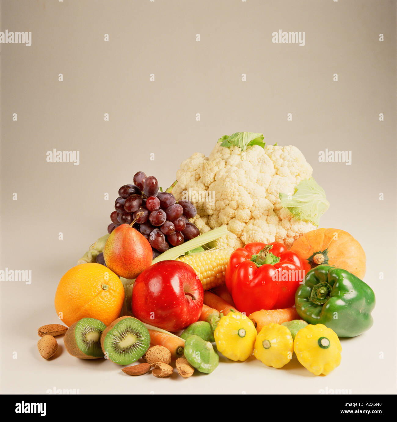 Essen-Stilleben. Obst und Gemüse. Stockfoto