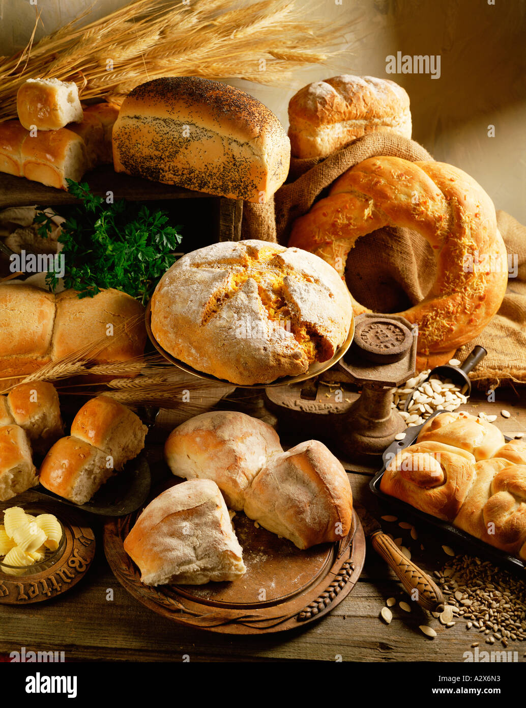 Stillleben mit knusprigem Brot Brote. Stockfoto
