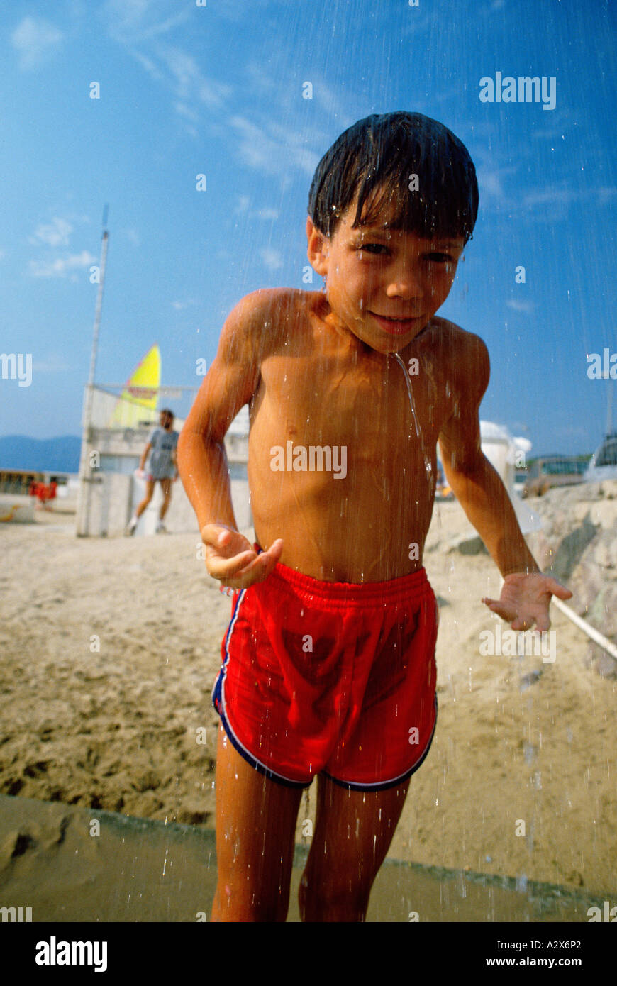 Kinder Kleiner Junge Duschen Am Strand Stockfotografie Alamy