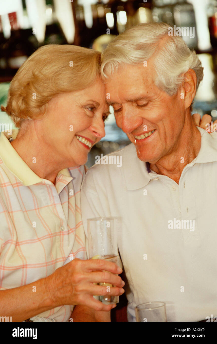 Senior Paar genießt einen Drink in einer Bar. Stockfoto