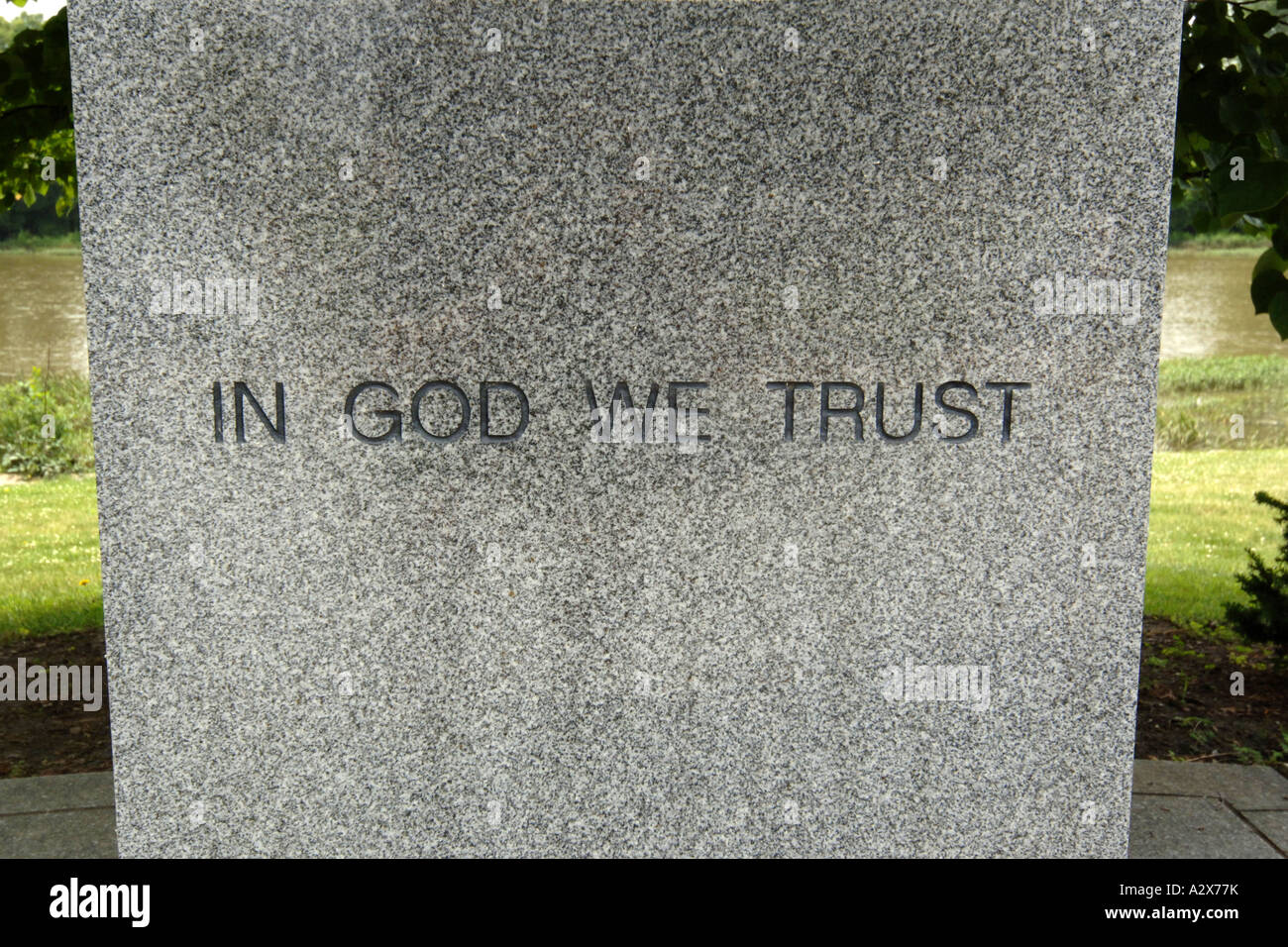 In God We Trust auf einem Gedenkstein in Monroe, Michigan MI Stockfoto