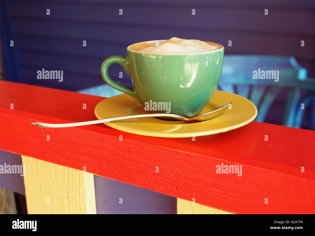 Stillleben in Nahaufnahme Kaffee Cappuccino Tasse und Untertasse. Stockfoto