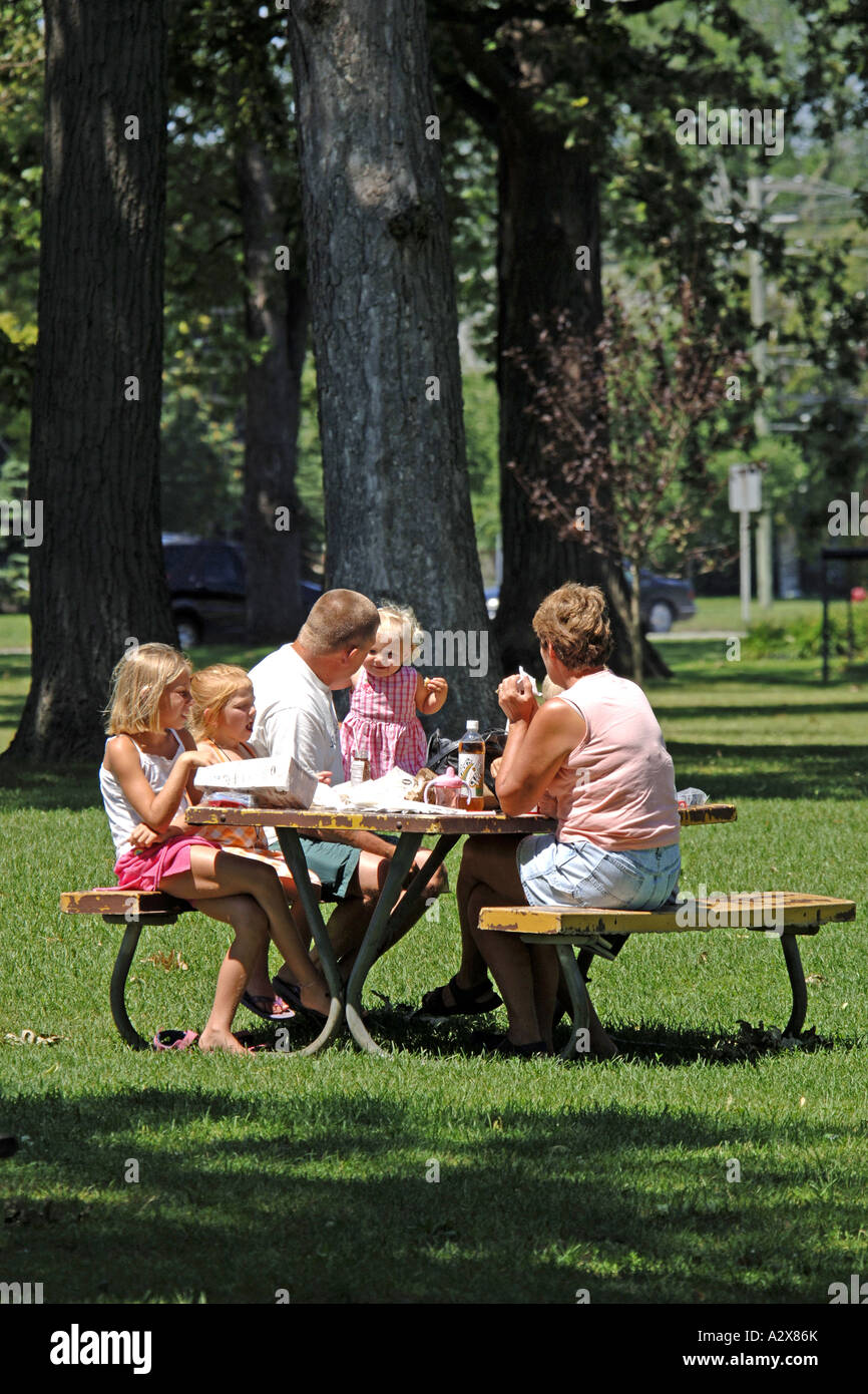 Eine Familie, genießen ein Picknick in den Sommermonaten in Michigan Stockfoto