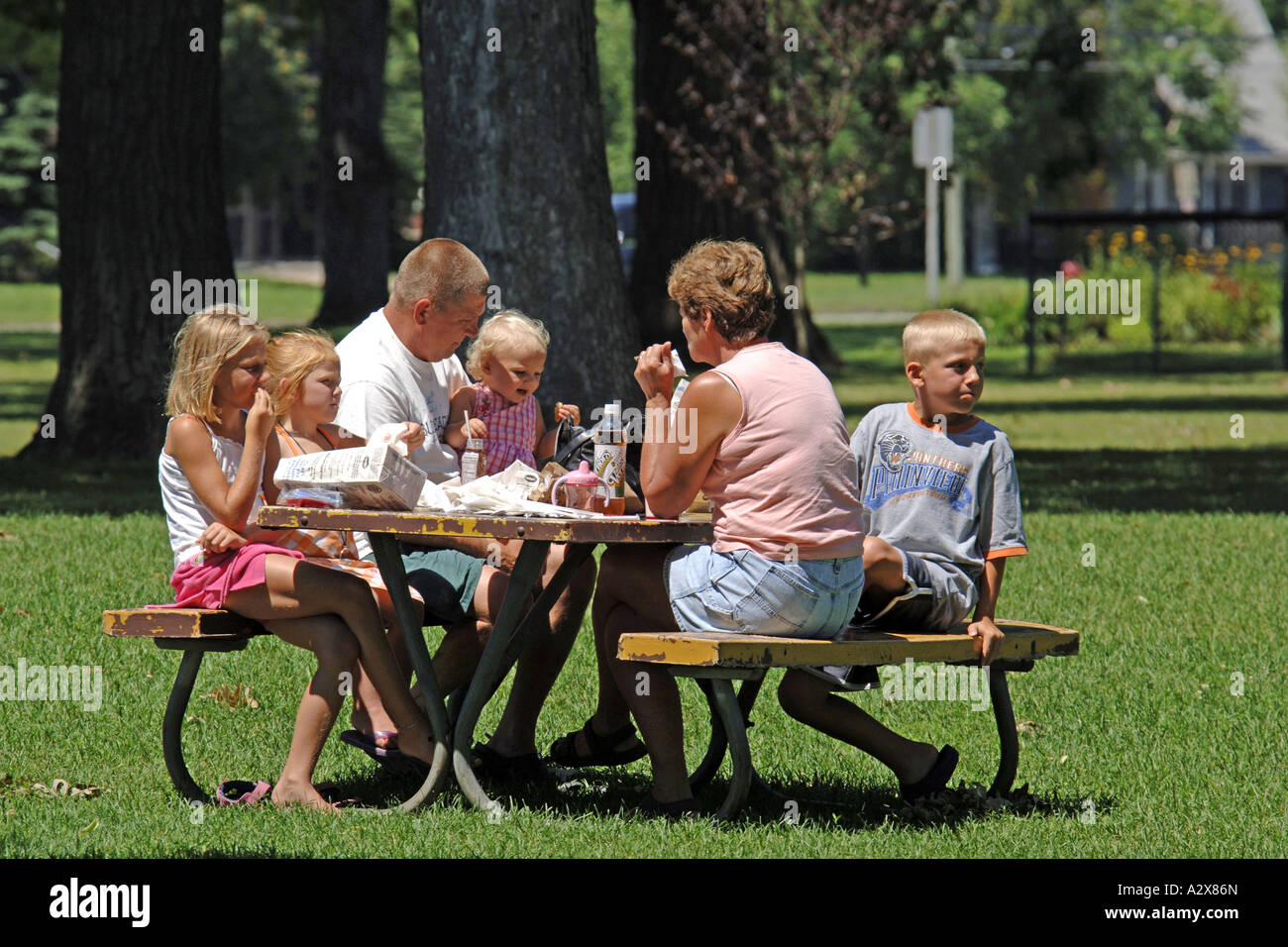 Eine Familie, genießen ein Picknick in den Sommermonaten in Michigan Stockfoto