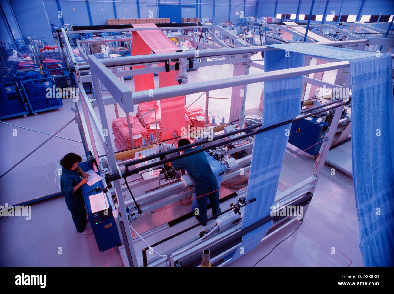 Arbeitnehmer, die Bedienung von Maschinen in Frottee-Fabrik. Indonesien. Stockfoto