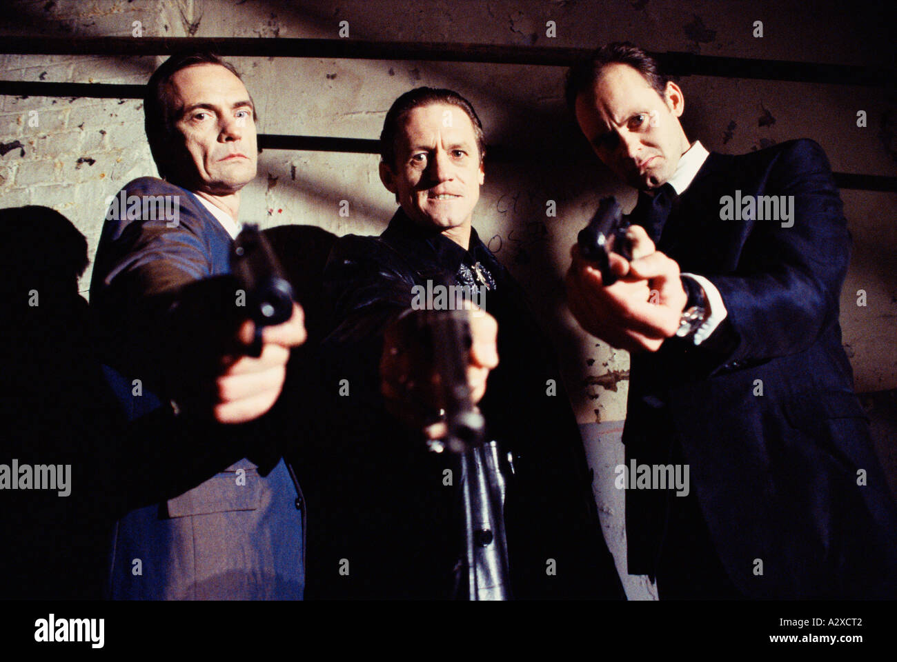 Concept.drei Männer zielen auf Pistolen. Stockfoto