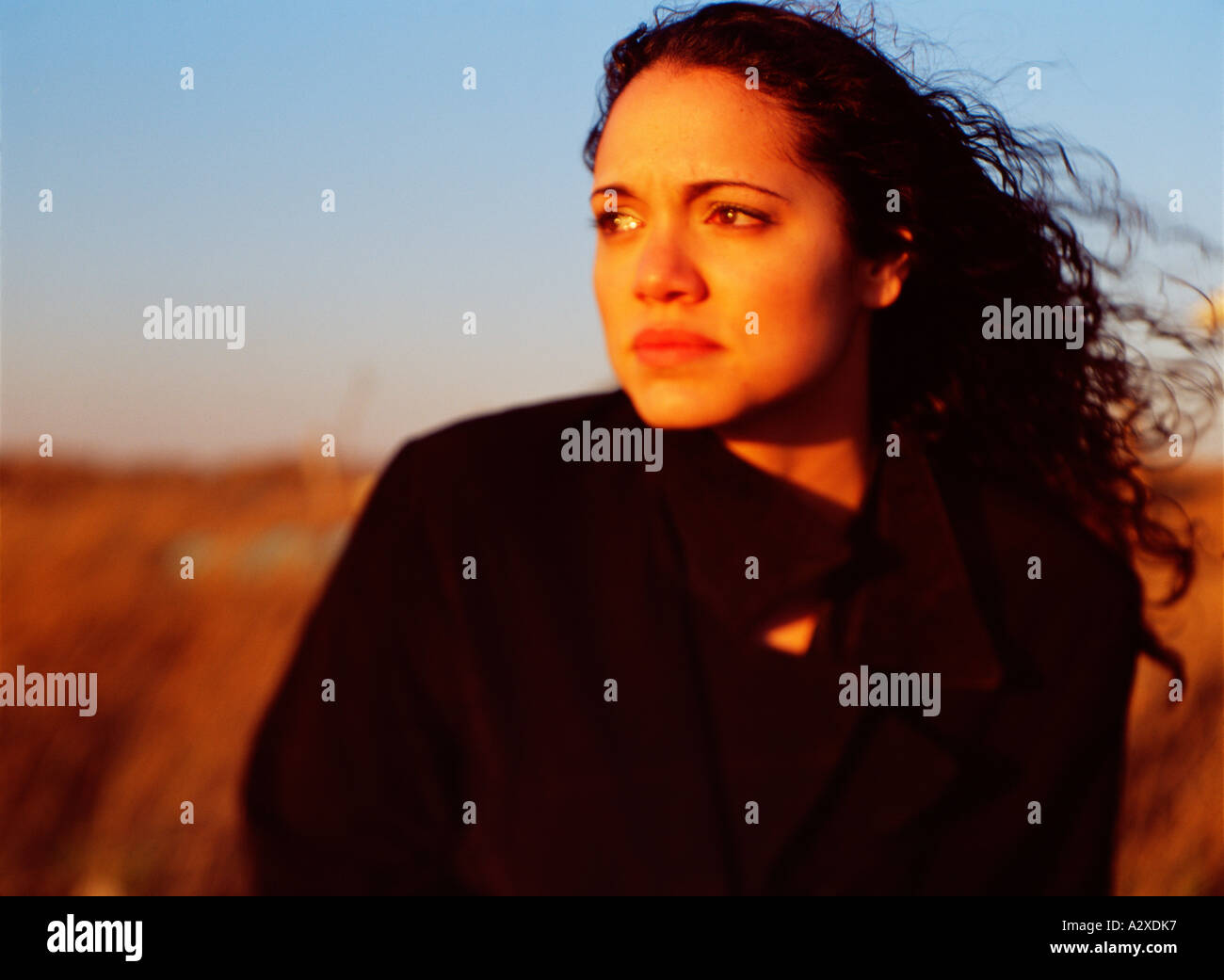 Junge Frau in der Nähe im Freien. Stockfoto