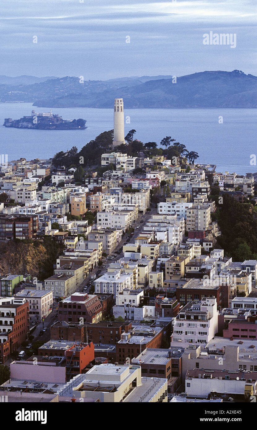 Coit Feuerwehrmann Denkmal auf Telegraph Hill San Francisco Bucht und Alcatraz im Hintergrund Stockfoto