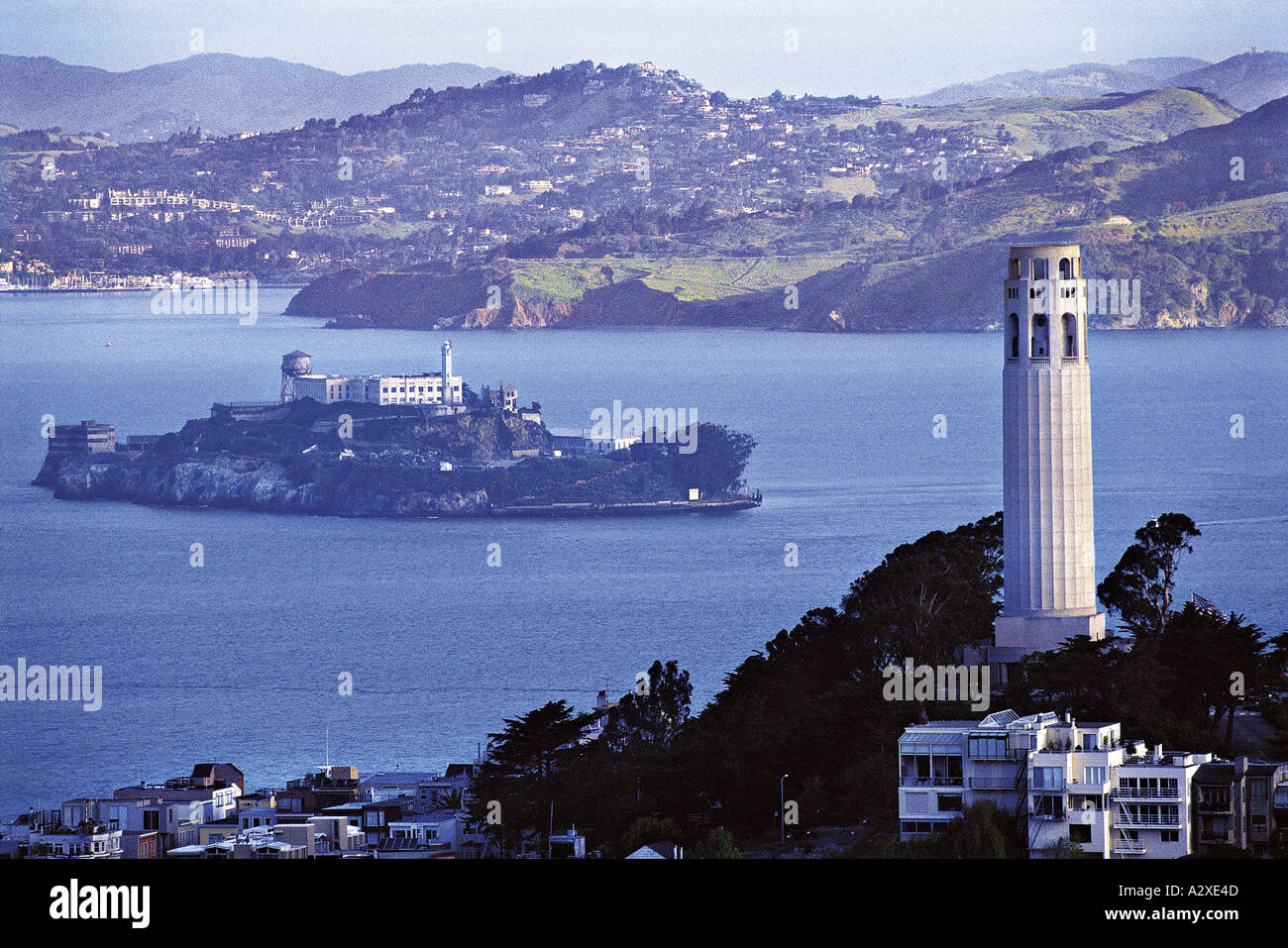 Coit Feuerwehrmann Denkmal auf Telegraph Hill San Francisco Bucht und Alcatraz im Hintergrund Stockfoto