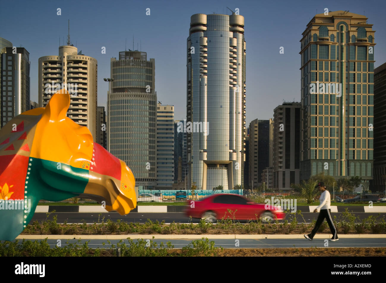 Skyline der Stadtzentrum entlang der Corniche in Abu Dhabi. Stockfoto