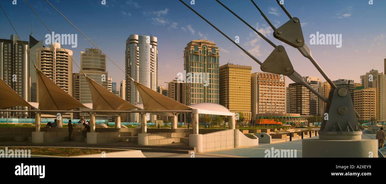 Skyline der Stadtzentrum entlang der Corniche, Abu Dhabi. Stockfoto