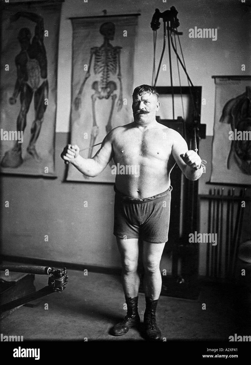 Ende der 1920er Jahre war das Berliner Thalia Theater der Ort Samstagabend war die Zeit der Welt die besten Wrestler kamen, um ihre Stärke gegen einen Russen namens Padubny zu messen, der hier im Palast trainiert wurde Sport im Berliner Thalia Theater finden sich an einem Sonnabend Ende der zwanziger Jahre die weltbesten Ringkaempfer ein um sich der Herausforderung des Russen Padubny zu stellen der Fotograf erwischt ihn bei seinem Vorbereitungstraining im Sportpalast neugierige Momente S 57 Stockfoto