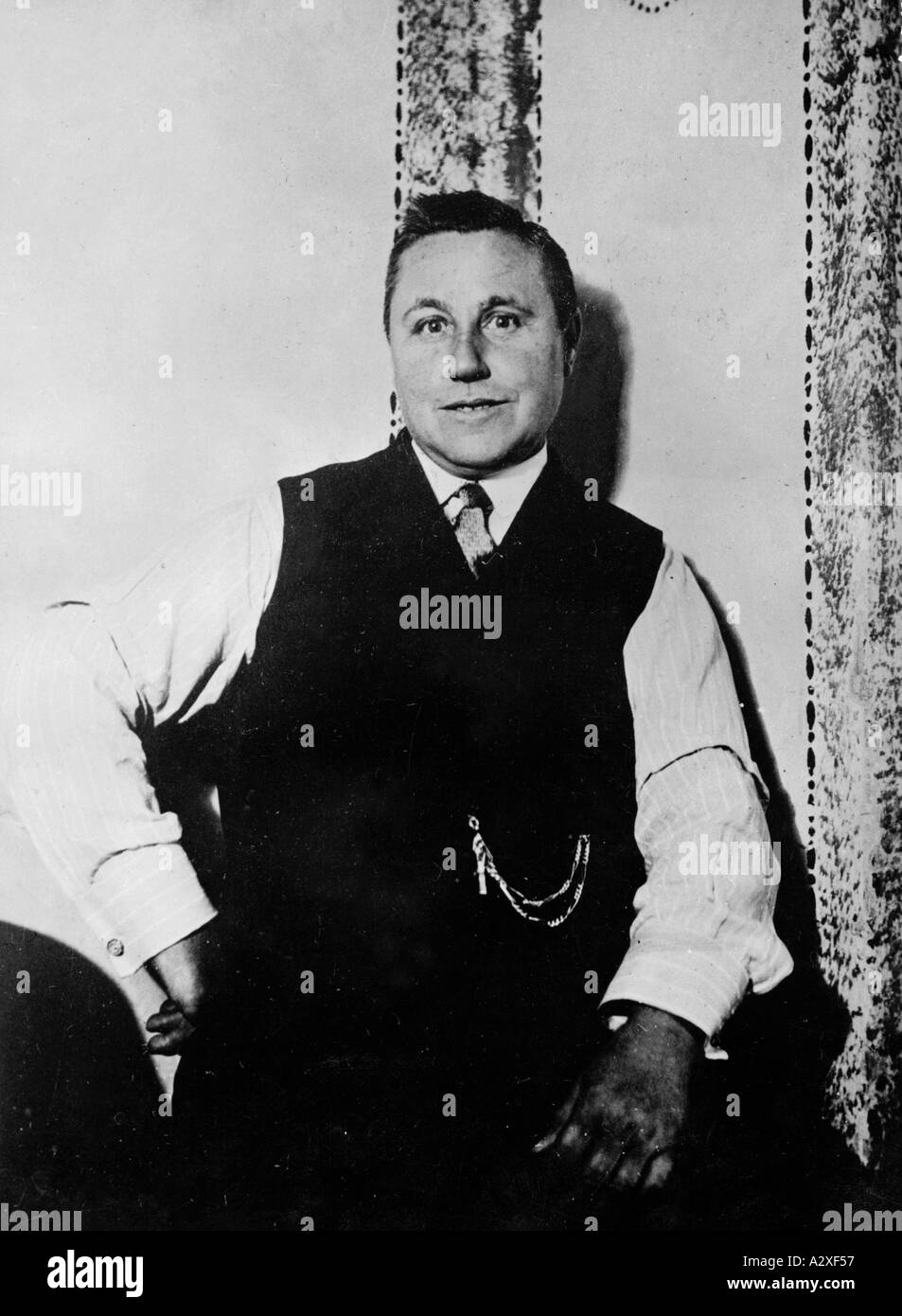 1932 wurde nach 12 Jahren Joseph Einsmann ein Deutscher aus der Stadt Mainz als Frau entlarvt getrennt von ihrem Mann erwarb sie kurz nach dem Ersten Weltkrieg seine Ausweise, um Arbeit zu finden als Nachtwächter in der Zeit der wirtschaftlichen Not gelang es ihr sogar, eine Frau mit zwei zu heiraten nach 12 Jahren wird der Deutsche Joseph Einsmann aus Mainz 1931 als guter Vater angesehen Frau enttarnt Sie lebte von ihrem Mann getrennt eignete sich aber kurz nach Kriegsende seine Papiere an um waehrend dieser wirtschaftliche schwere Zeit Arbeit Stockfoto