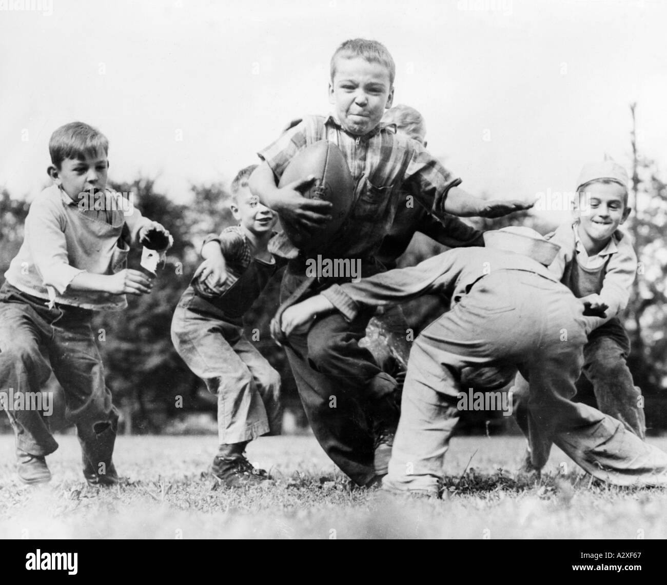 Ein Jahr nach dem Abwurf der amerikanischen Atombomben auf Hiroshima und Nagasaki im Jahr 1945 ist dieser Bericht zum Start der US-amerikanischen Football-Saison wurde mit Atomic Power Tommy Pier aus Scranton Pennsylvania als Headliner gespielt er durchbricht die gegnerische Linie ein Jahr nach den amerikanischen Atombombenabwuerfen ueber Hiroshima und Nagasaki 1945 kuendigt diese Meldung den Beginn der Football Saison in den USA mit der Schlagzeile Atomkraft an Zweifelsohne durchbricht Tommy Pier aus Scranton die Linie seines Gegners im Stile grosser Fußballspieler Neugierige Momente S 86 87 Stockfoto