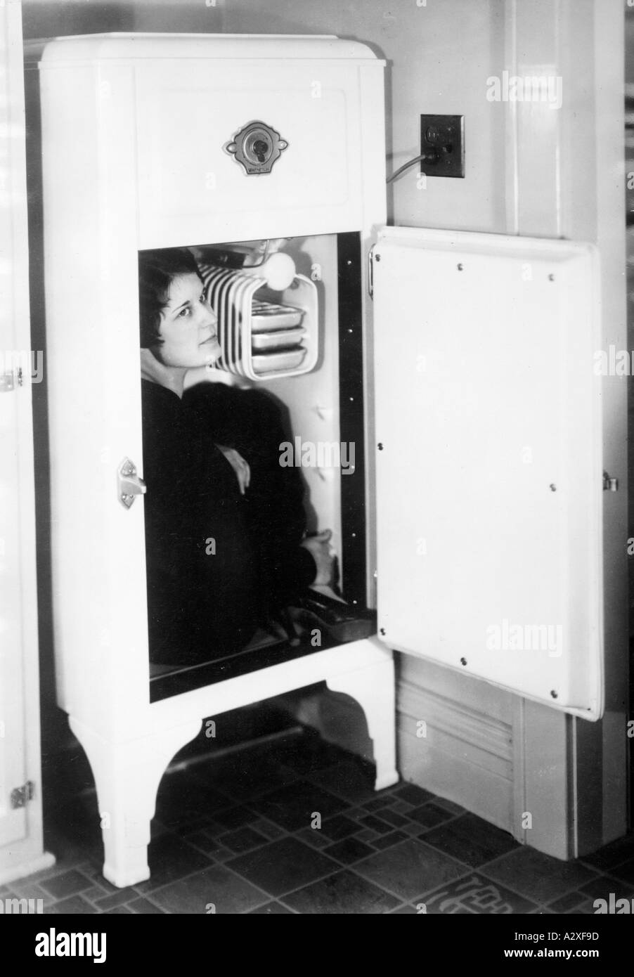 Der Verkauf des ersten Kühlschranks für den Hausgebrauch in Amerika im Jahr 1913 war ein Meilenstein in der Geschichte von moderne Haushaltsführung und Ernährung wahr zunächst war das Gerät nur ein exotischer Luxus, also ein Deutscher der Sub-Editor, der sich dieses Foto aus den 1920er Jahren eines amerikanischen Kühlschranks ansah, wurde aufgefordert, zu fragen, ob das ein neues Gespräch ist Prozess der Verkauf des ersten Kuehlschrankes für den Hausgebrauch im Jahre 1913 in den USA ist ein Meilenstein für die moderne Haushaltsfuehrung und Ernaehrung Zunaechst bleibt das Geraet jedoch ein exotisches Luxusgut ein deutscher Redakteur stellt beim Stockfoto