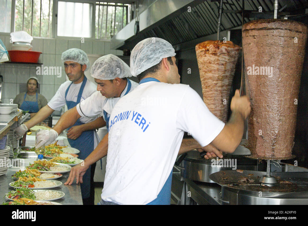 Köche, die Vorbereitung der Platten von Lebensmitteln an die Temel Reis Fast-Food-Restaruant in Famagusta, Zypern Stockfoto