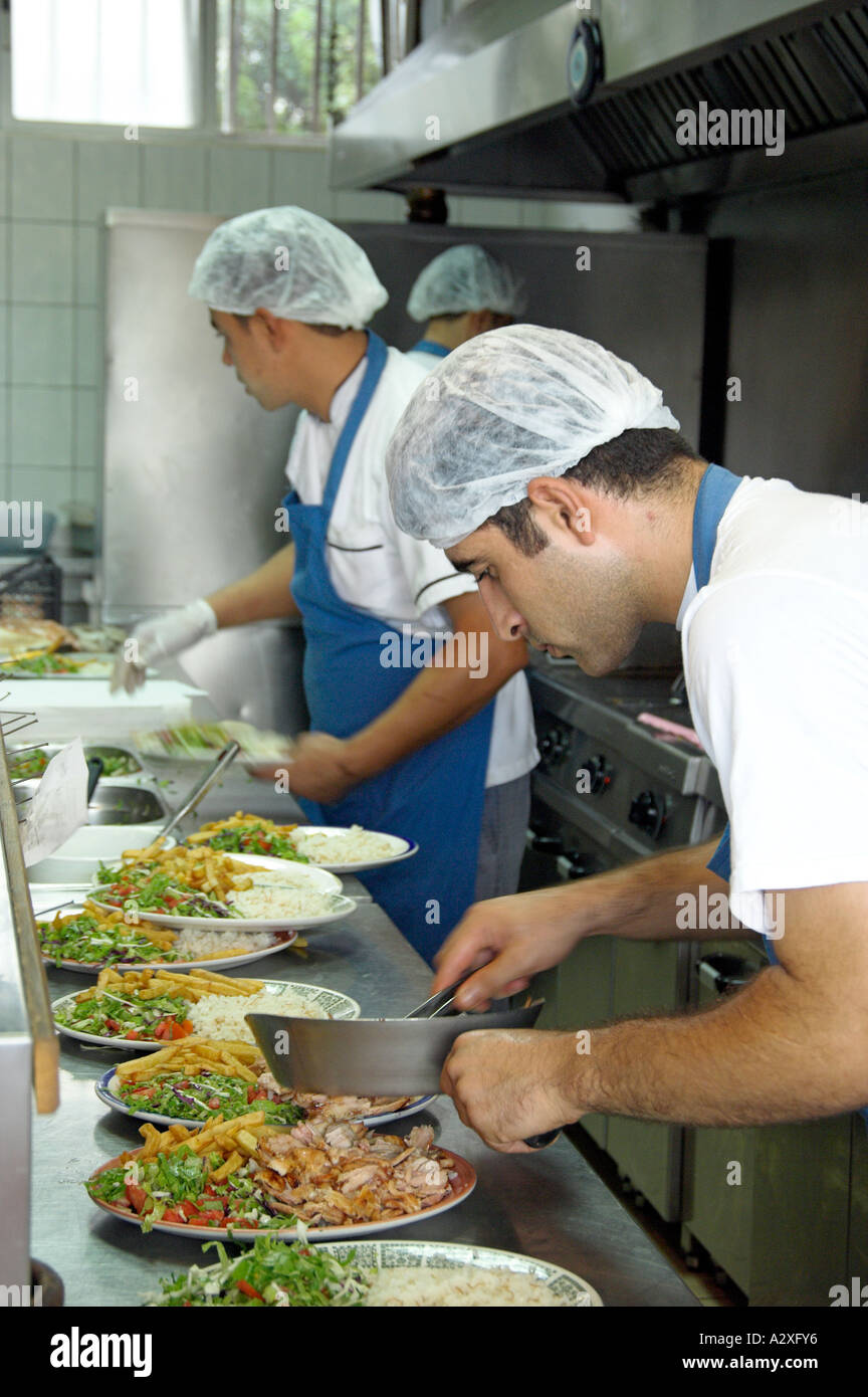 Köche, die Vorbereitung der Platten von Lebensmitteln an die Temel Reis Fast-Food-Restaruant in Famagusta, Zypern Stockfoto