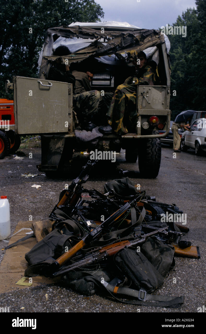 Kroatische neu erfassen der Krajina, Aug 95: Überlassung Krajina-Serben Truppen - ihre Waffen liegen in einem Heap t in Topusko Stockfoto