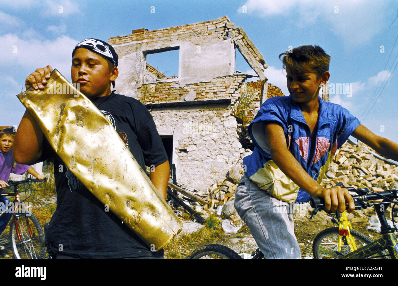 Kroatische neu erfassen der Krajina, Aug 95: kroatische Kinder spielen auf den Trümmern der Gebäude zerstört in den letzten kämpfen in der Nähe von Petrinja Stockfoto