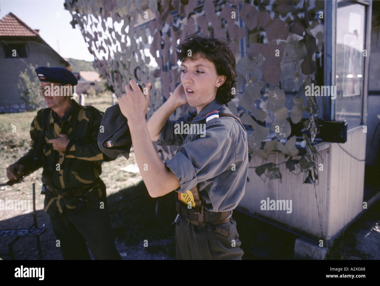 Sarajavo: Serbische Mädchen Soldat einer bosnisch-serbischen militärischen Kontrollpunkt nördlich der Stadt prüft ihr Haar in ihren Spiegel, September 1992 Stockfoto