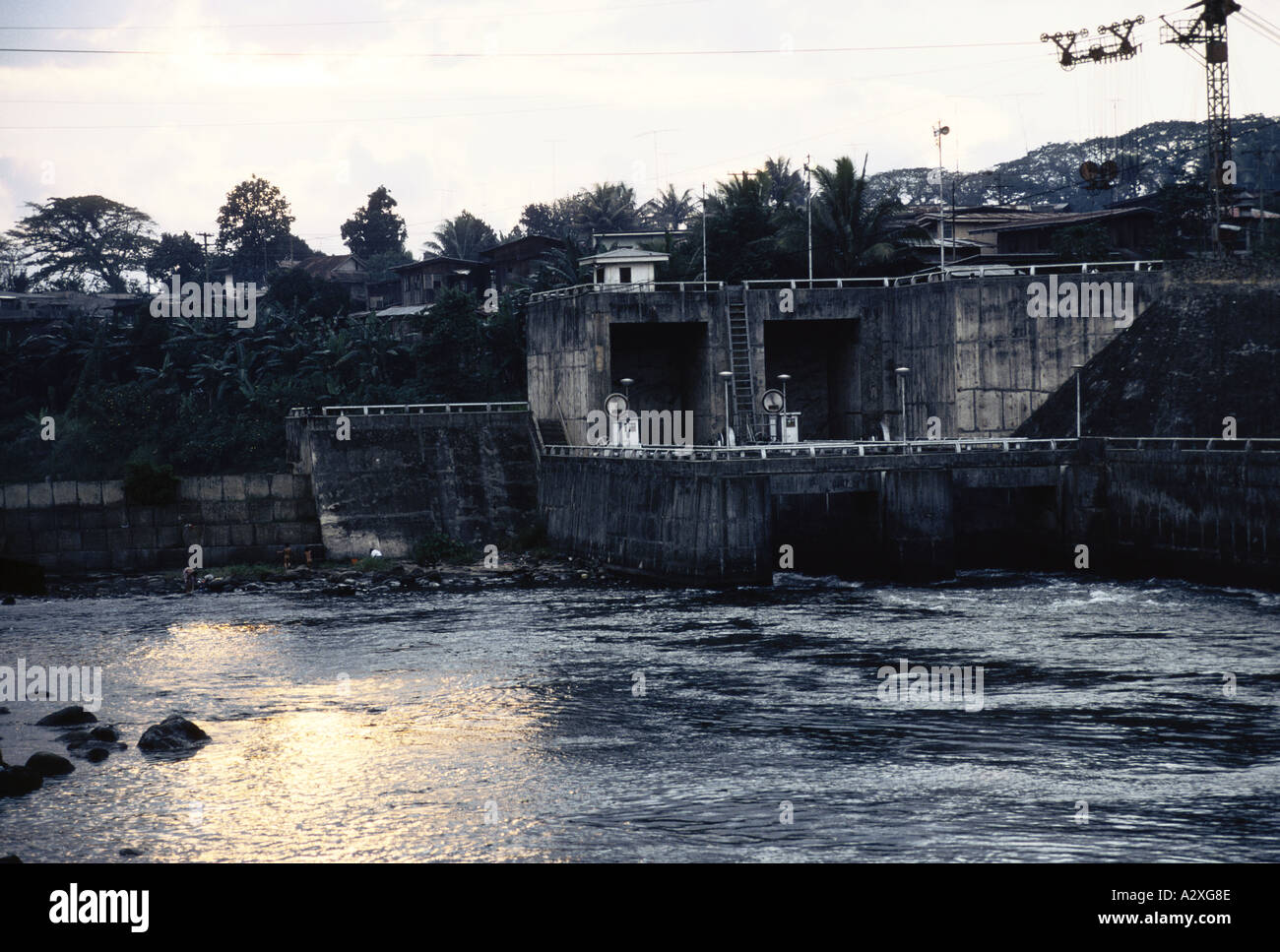 Philippinen-Mindanao Sluce Tore am Fluss Argus 1991 Stockfoto