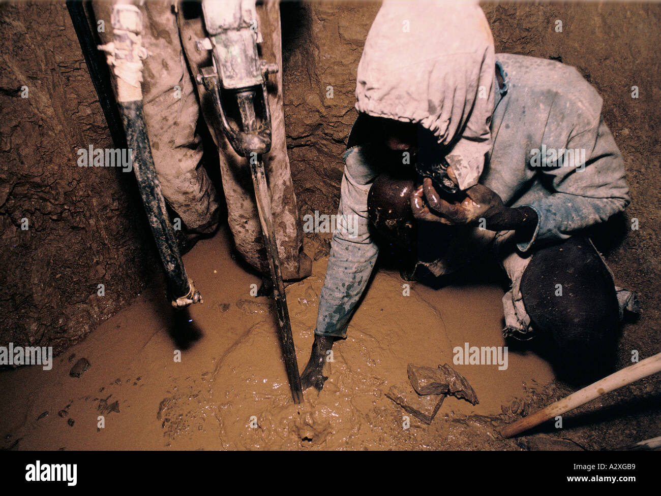 Mali Westafrika 1995 graben einen tiefen Brunnen in Tionou Dorf bohren um  Dynamit durch Felsen brechen zu Pflanzen Stockfotografie - Alamy