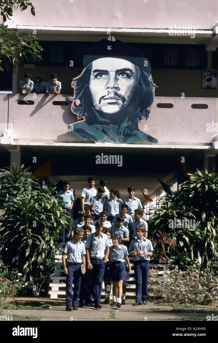 Schülerinnen und Schüler außerhalb der Che Guevara-Land-Schule direkt vor Havanna, Kuba Stockfoto