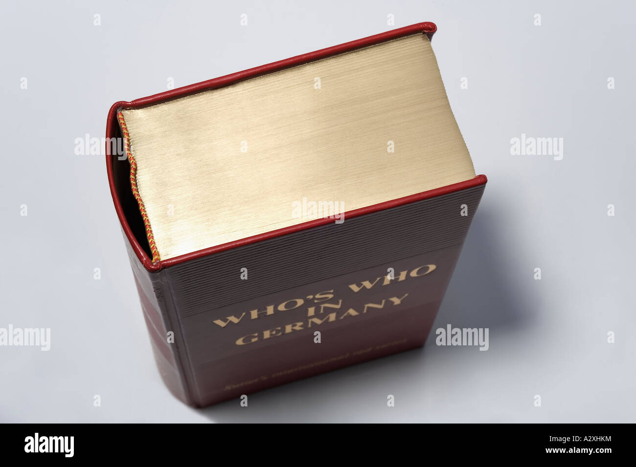 Goldgerahmte Buch mit rotem Deckel - Wer ist Wer in Deutschland Stockfoto