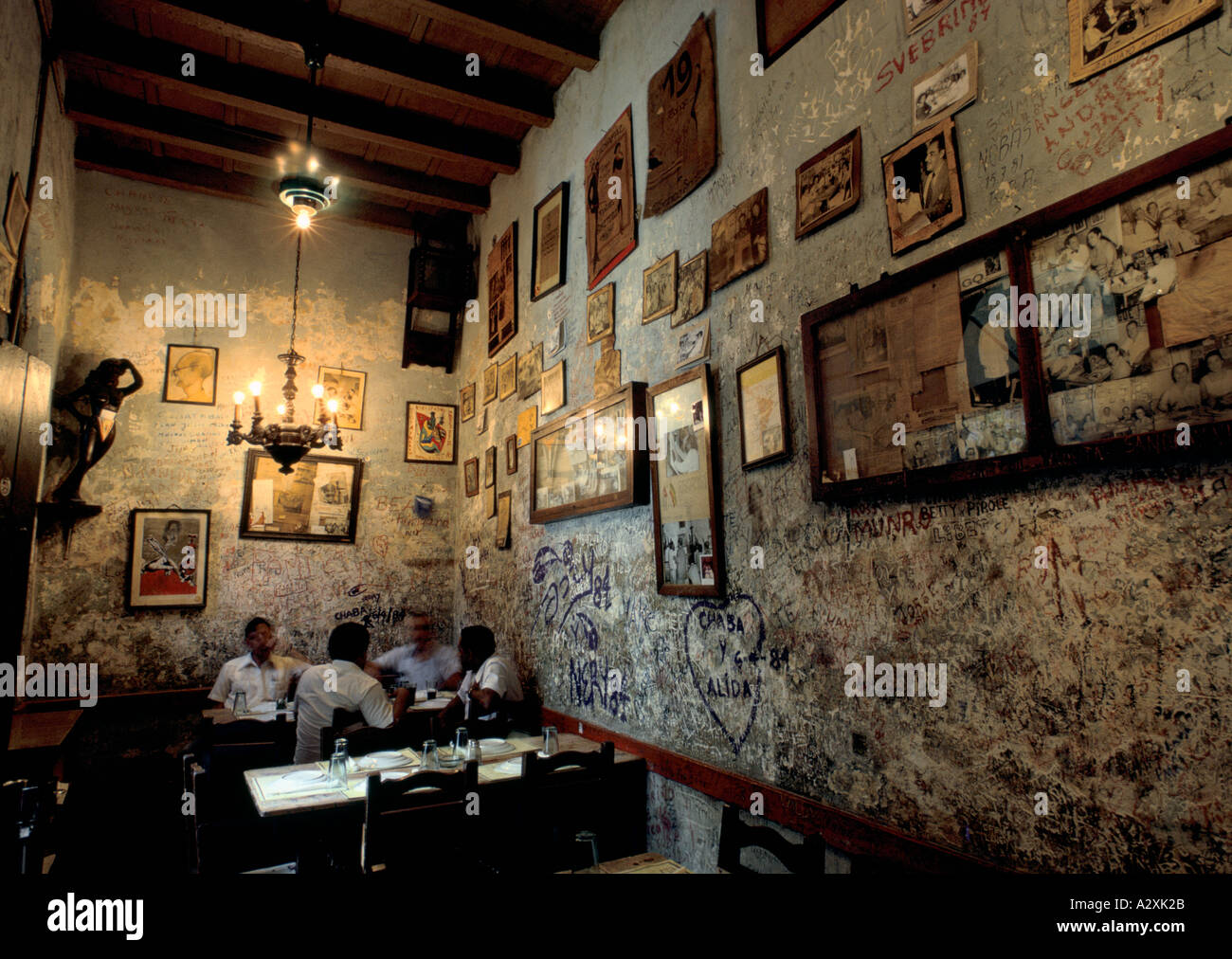 Meine trinken in einer Bar in "La Bodeguita del Medio", Havanna, Kuba Stockfoto