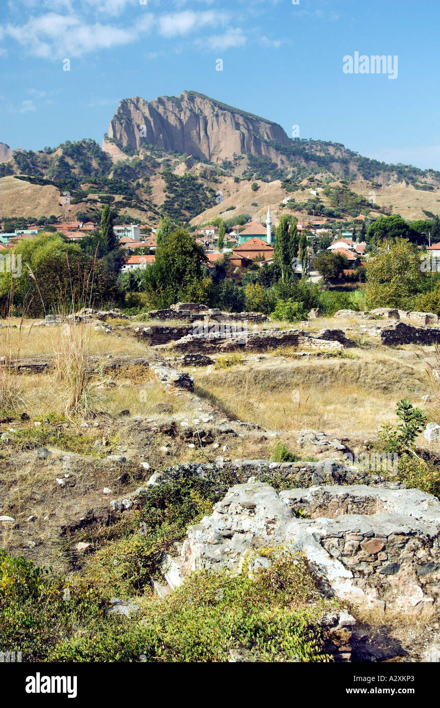 Die Ruinen von einem lydischen Dorf und das Dorf Sartmustafa in der Nähe von Sardes Türkei Stockfoto