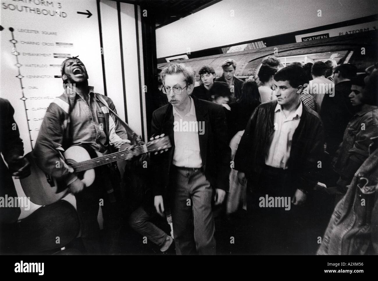 Straßenkünstler auf der u-Bahn-Station Leicester square Stockfoto