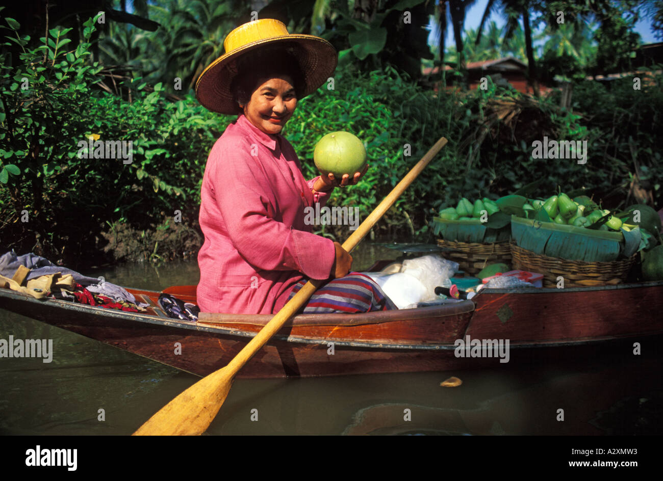 THAILAND Floating Market am Klong Damnern Saduak in der Nähe von Bangkok Tiwanese Dame paddeln Obst und Gemüse auf den Markt Stockfoto