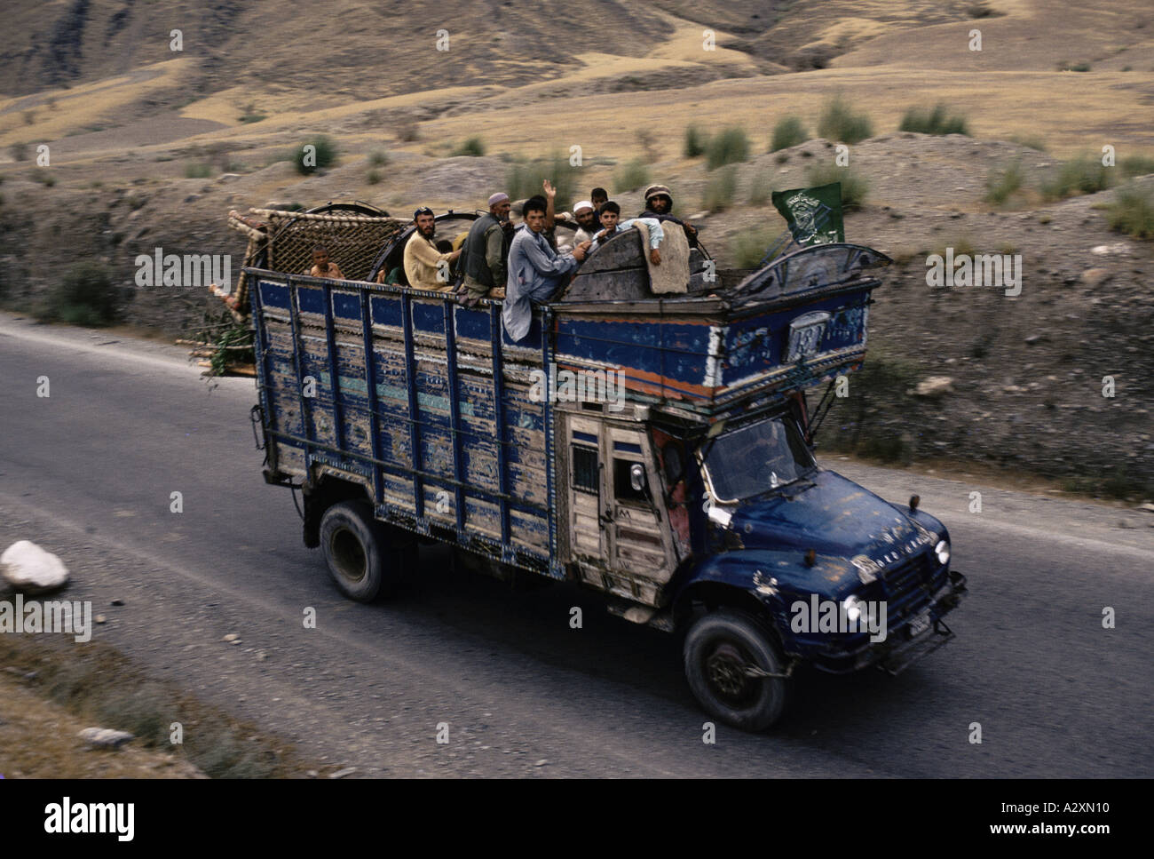 Eine Sammlung von in einer Werkstatt zusammengesetzten Beinprothesen aus dem Jahr 1992, die verschiedene Fertigungsphasen zeigen. Stockfoto