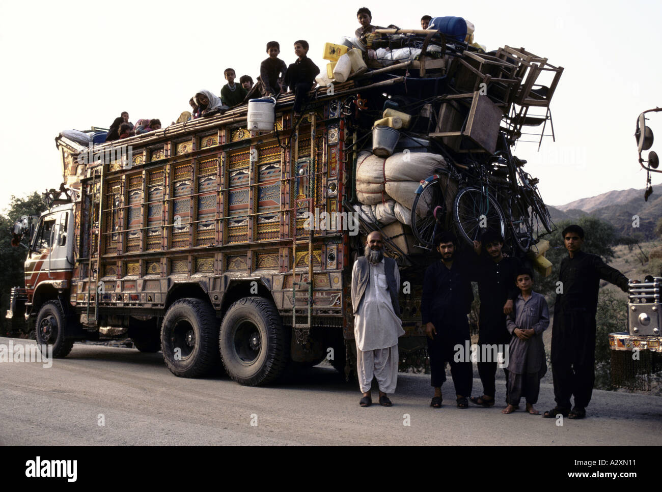 Eine Sammlung von in einer Werkstatt zusammengesetzten Beinprothesen aus dem Jahr 1992, die verschiedene Fertigungsphasen zeigen. Stockfoto