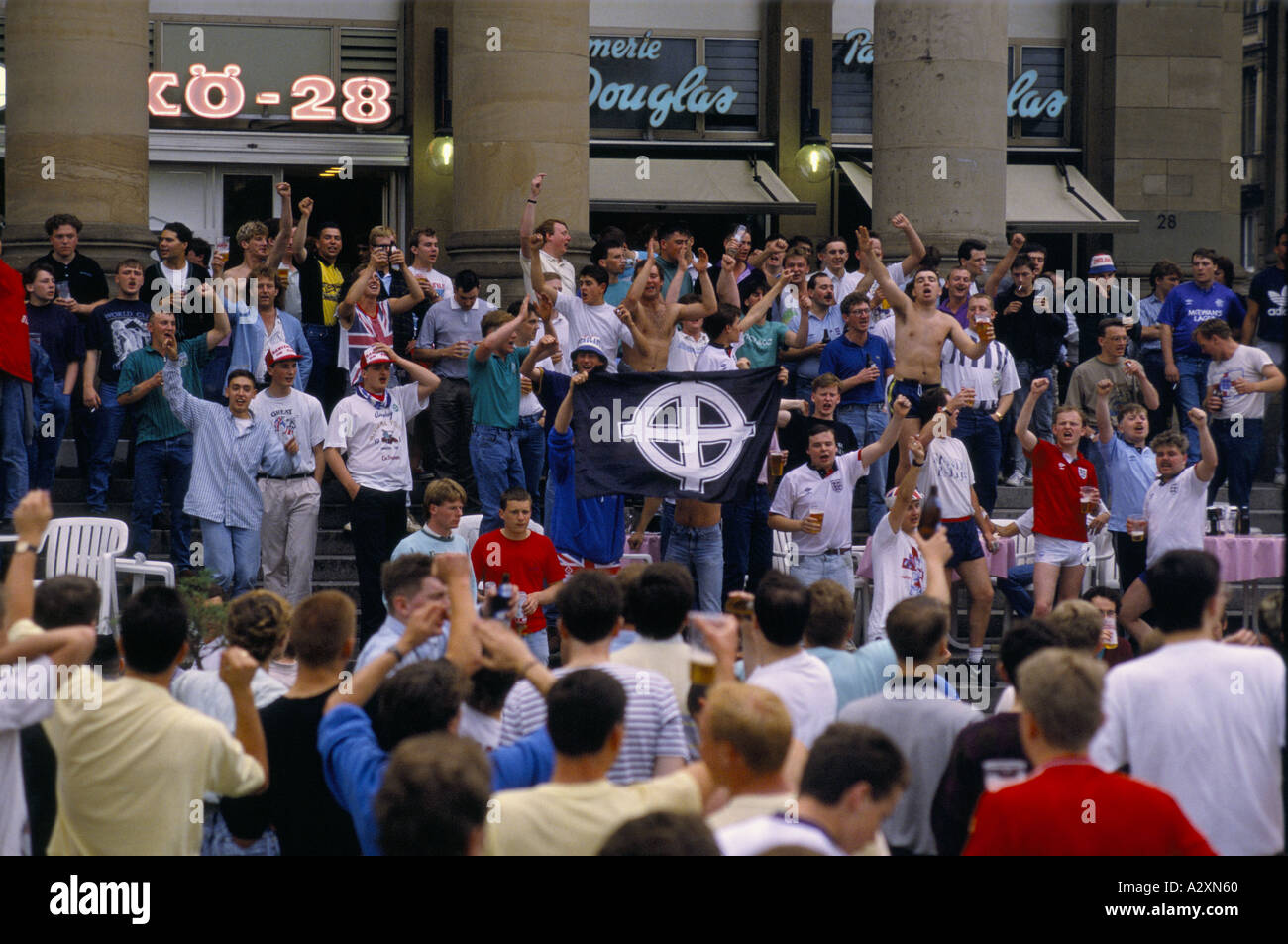 Eine Menge von betrunkenen englischen Fußballfans machen einen Hitlergruß mit einer "white Power"-Flagge vor einer Bar in Stuttgart während Euro 88 Stockfoto