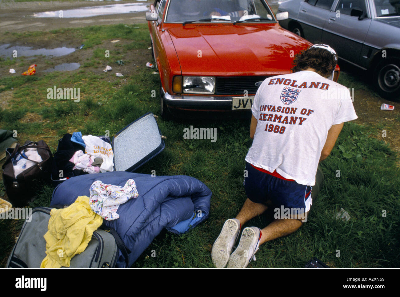 Ein englischer Fußball-Fan trägt ein T-shirt mit Slogan "Invasion Deutschland 1988' auf einem Campingplatz, Bundesrepublik Deutschland Stockfoto