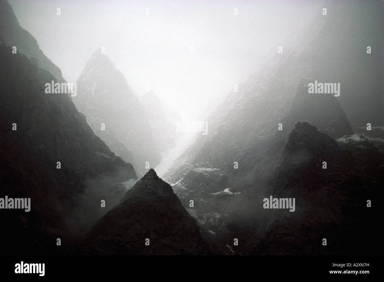 Kanadische Arktis, Nunavut, Auyuittuq-Nationalpark, Felsformationen und Nebel zwischen Thor und windigen Pass, Kanada Stockfoto