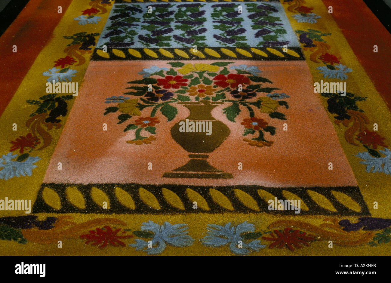 Guatemala Antigua Teppich aus Sägemehl mit Pigment für die Osterwoche Prozession gefärbt Stockfoto