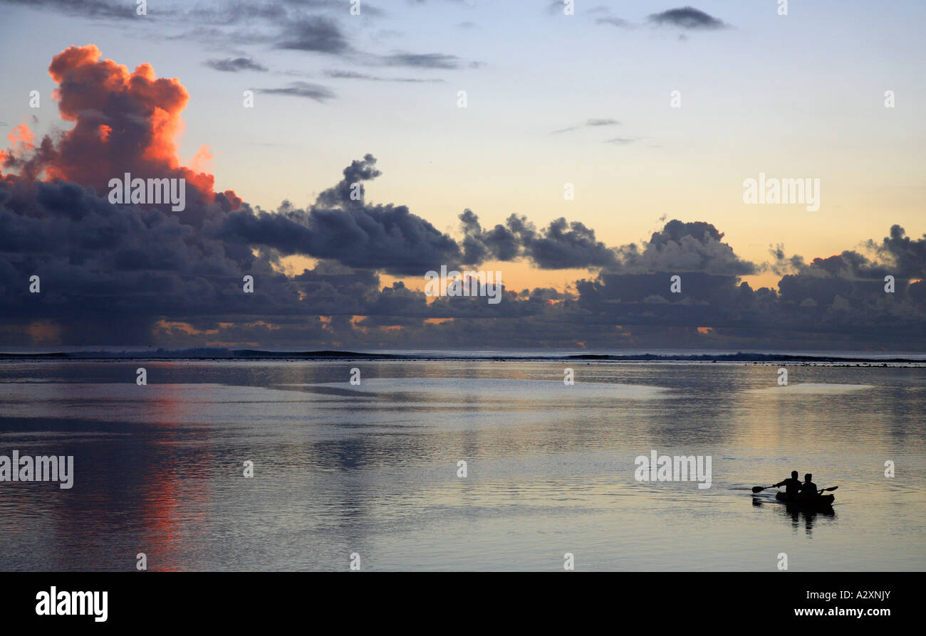 Kajak kommenden Heim Rarotonga Cook Inseln Sonnenuntergang Sonnenaufgang Stockfoto